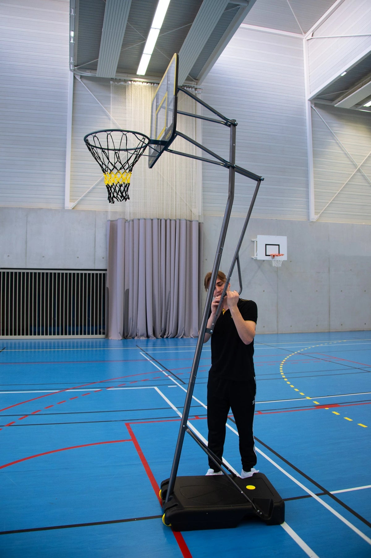 Verplaatsbare basketbalring, in hoogte verstelbaar van 2.43m tot 3.05m