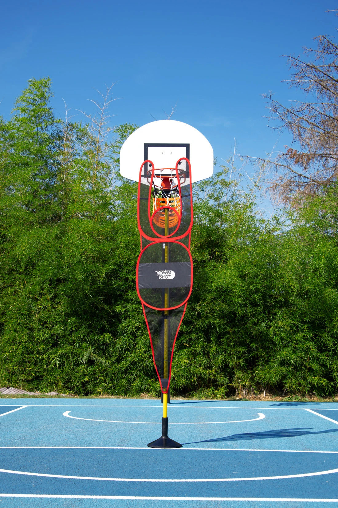 Defensieve basketbalpop met slalompaal en verzwaarde voet