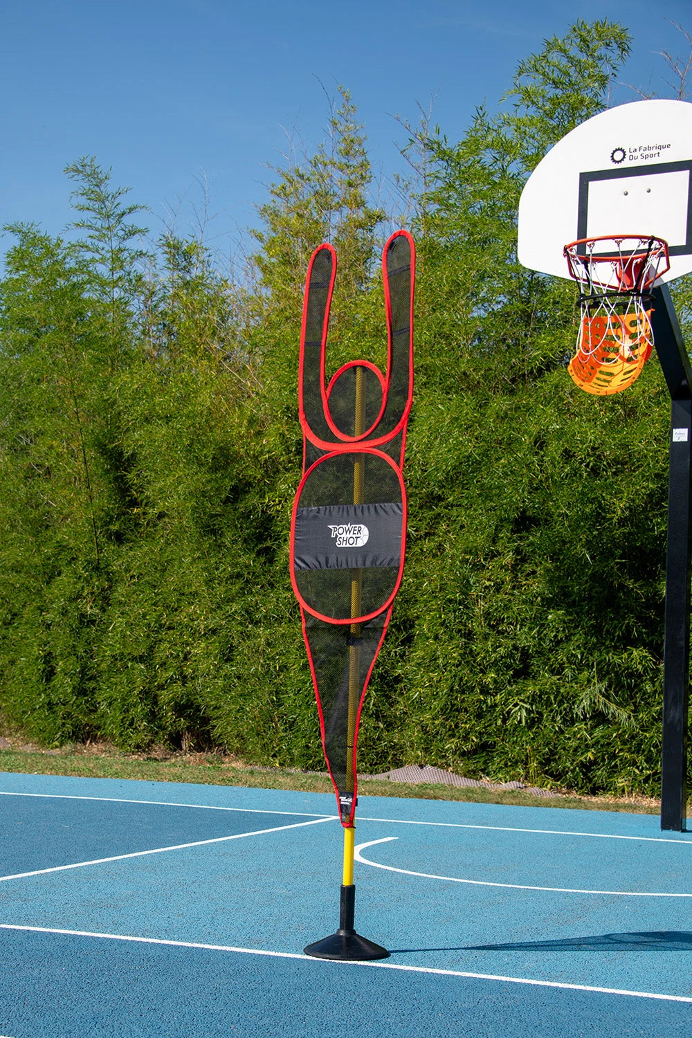 Defensieve basketbalpop met slalompaal en verzwaarde voet