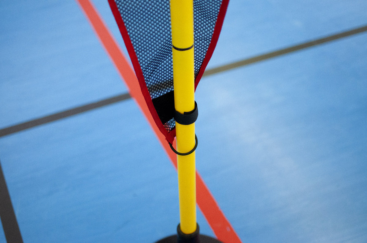 Defensieve basketbalpop met slalompaal en verzwaarde voet