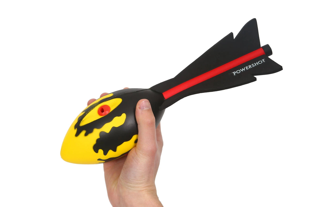 Speerbal met geïntegreerde fluitjes