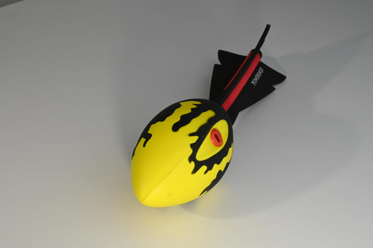Speerbal met geïntegreerde fluitjes