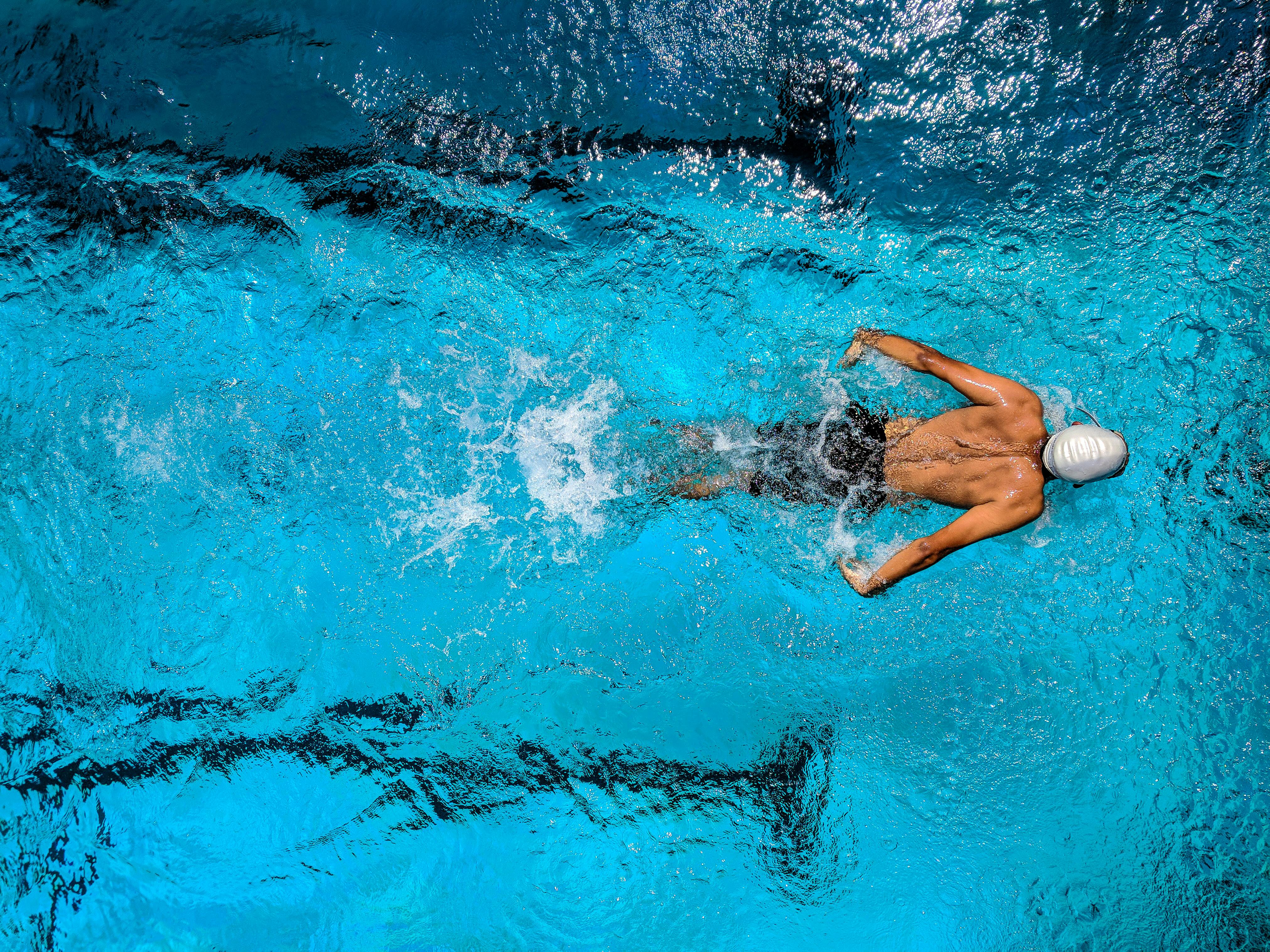homme natation piscine